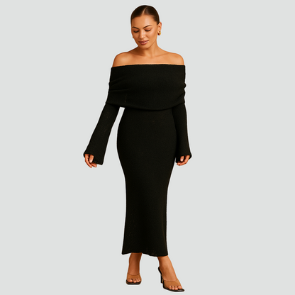 Długa dzianinowa sukienka z odkrytymi ramionami i długim rękawem