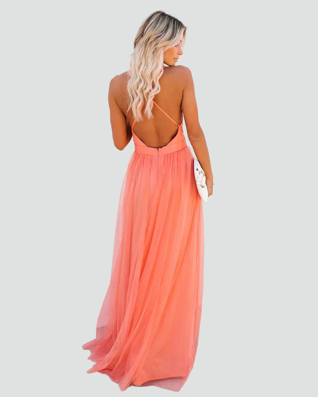 Koralowa sukienka maxi na ramiączkach z odkrytymi plecami