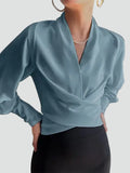 Blouse cache-cœur en satin élégante avec col en V et manches bouffantes