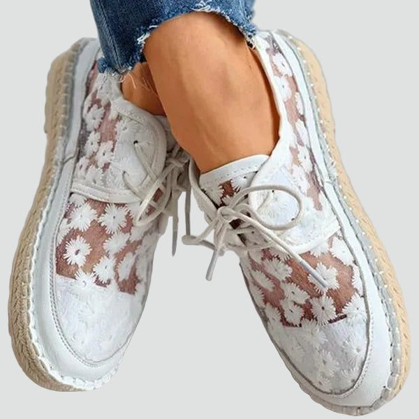 Light women's low shoes with lace and floral embroidery