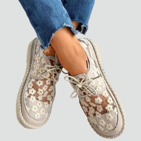 Light women's low shoes with lace and floral embroidery