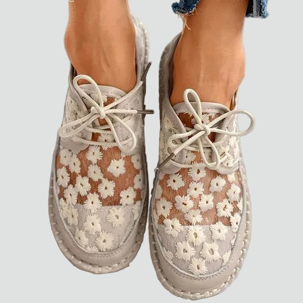 Light women's low shoes with lace and floral embroidery