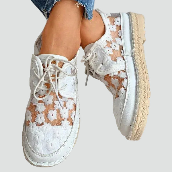 Light women's low shoes with lace and floral embroidery