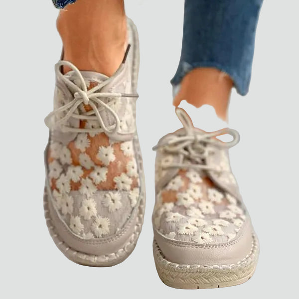Light women's low shoes with lace and floral embroidery