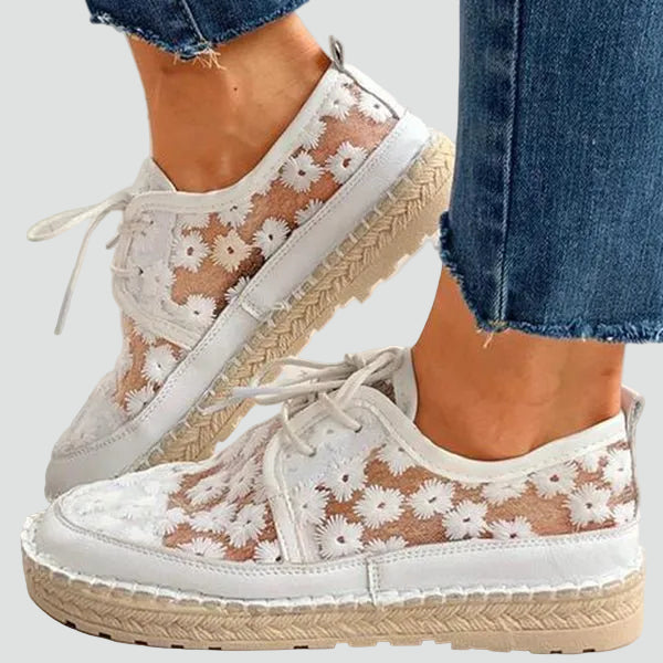 Light women's low shoes with lace and floral embroidery