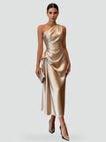Robe midi en satin avec décolleté asymétrique, idéale pour un mariage.