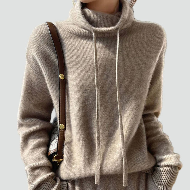 sweter-damski-z-golfem-i-regulowanym-tro-3