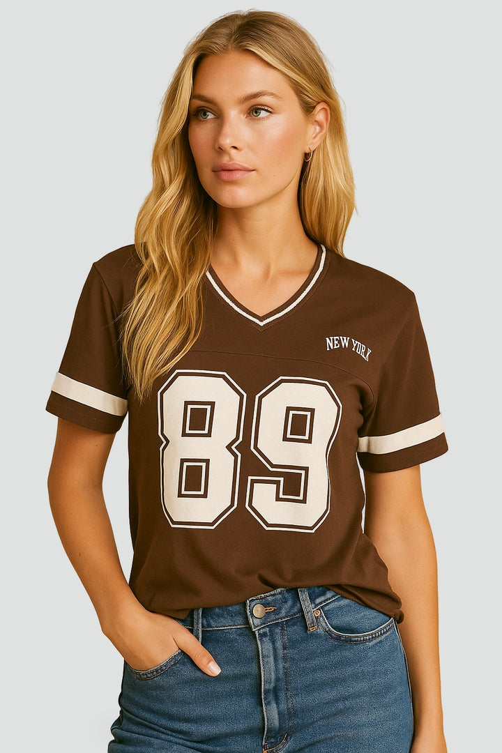 t-shirt-damski-z-numerem-i-kontrastowymi-1