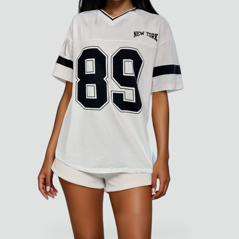 t-shirt-damski-z-numerem-i-kontrastowymi-2