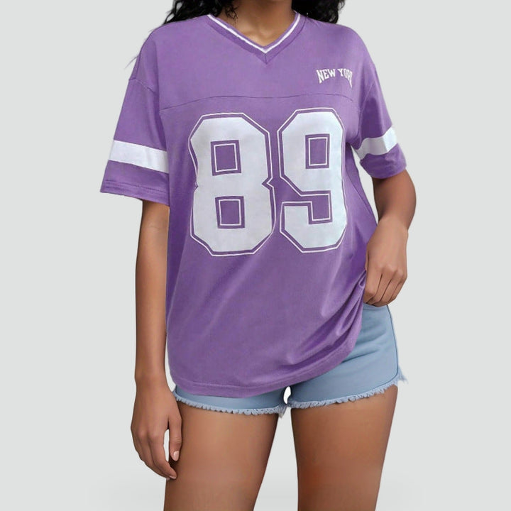 t-shirt-damski-z-numerem-i-kontrastowymi-3